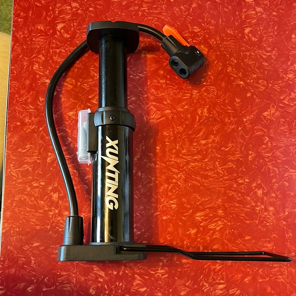 Foot Pump with Universal Schrader and Presta Valve and inflating Needle - Picture 5 of 14